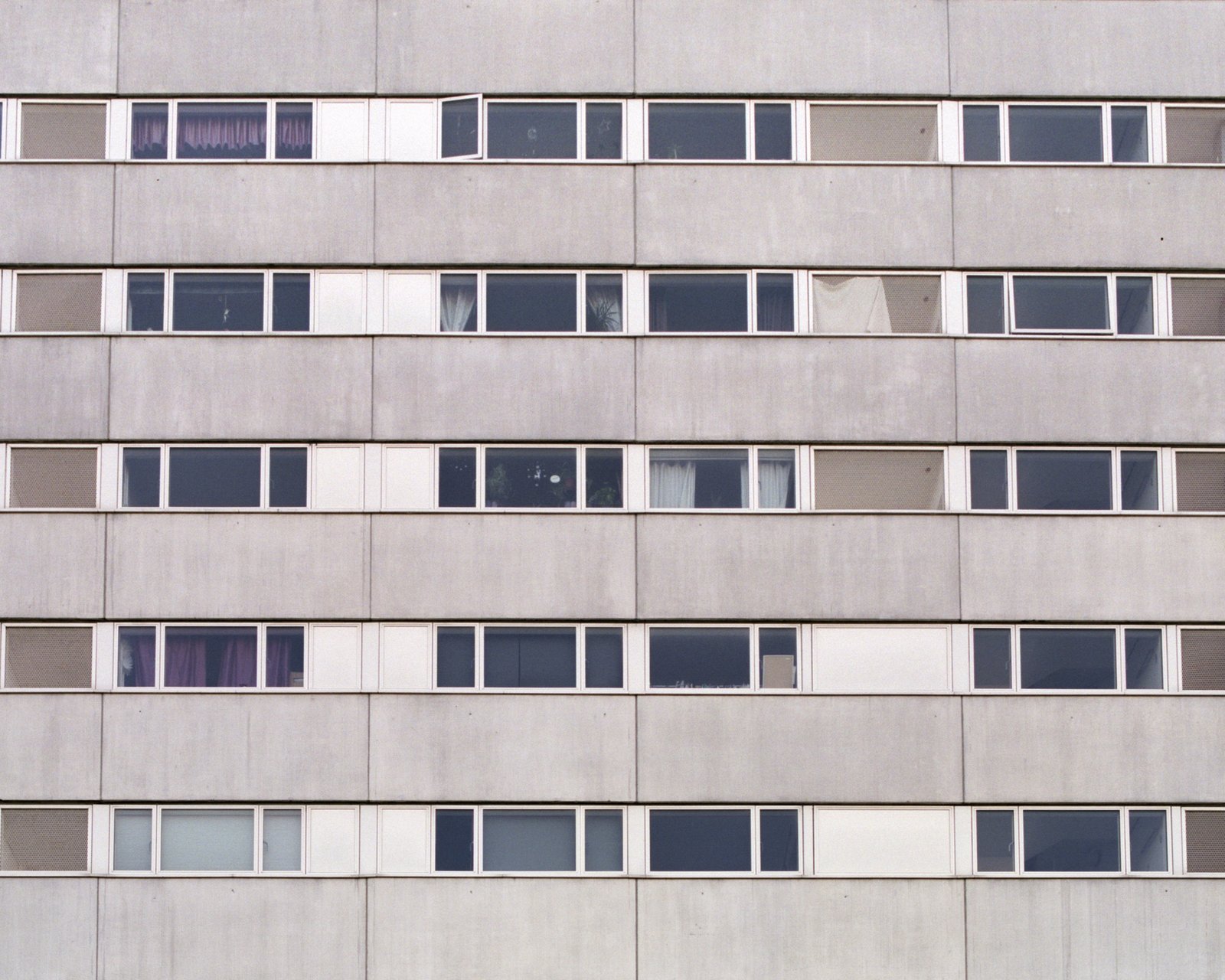 Moderne Neubauwohnung mit kahlen Betonwänden