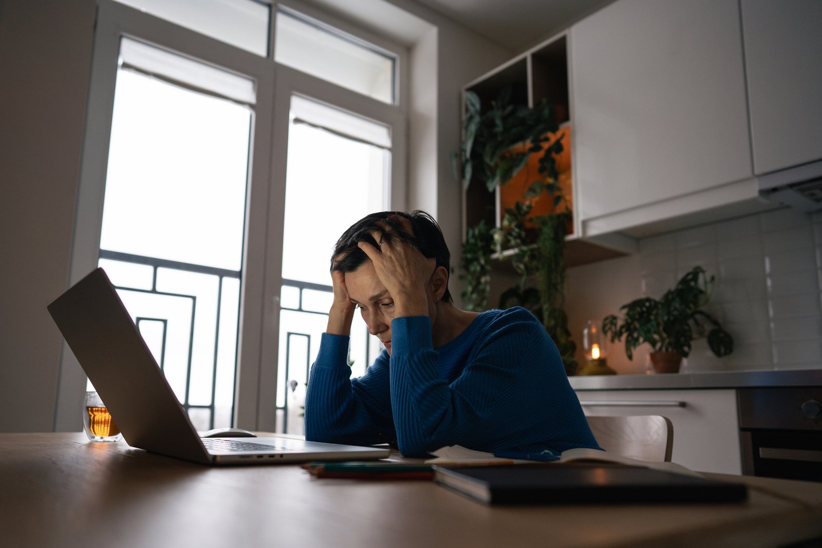 Person arbeitet im Homeoffice und wirkt gestresst