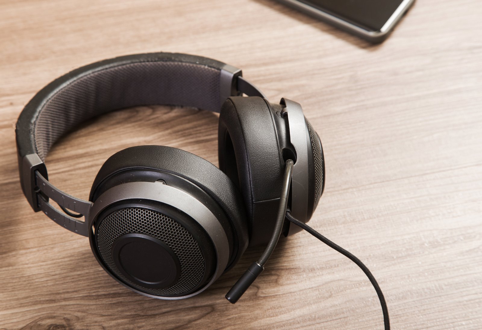 Over-Ear-Kopfhörer liegen auf einem Schreibtisch