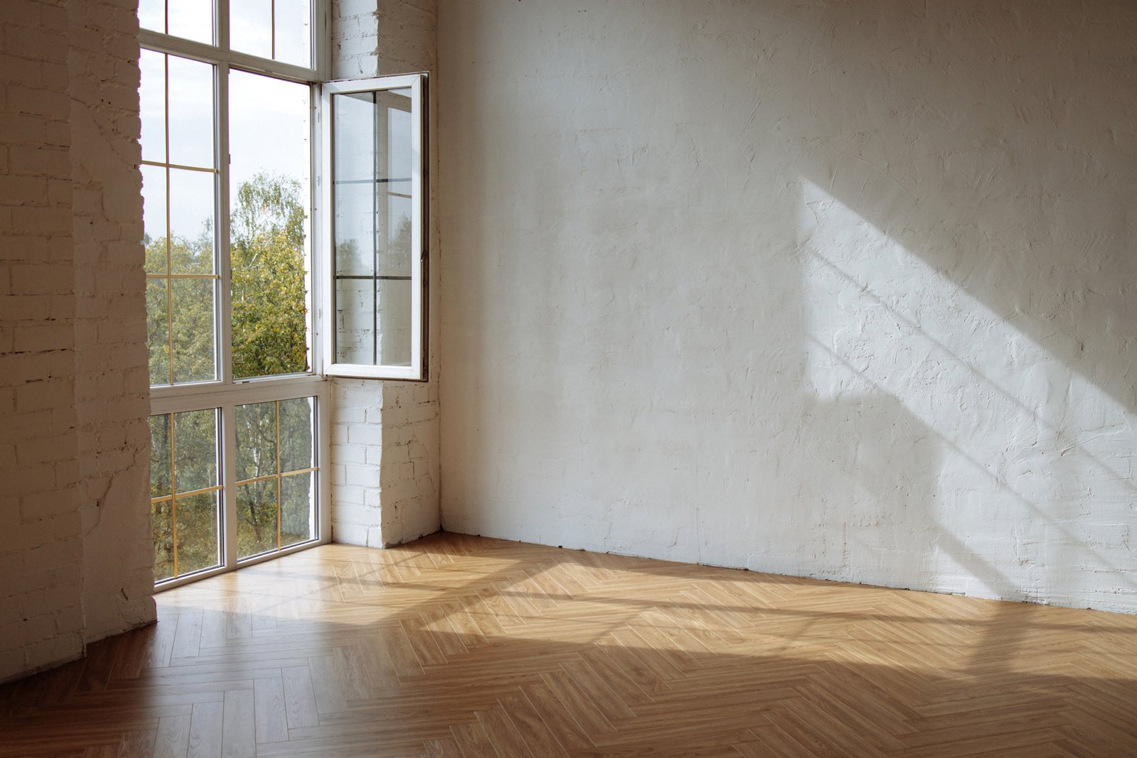 Helle Wohnung tagsüber mit Sonnenlicht durch die Fenster