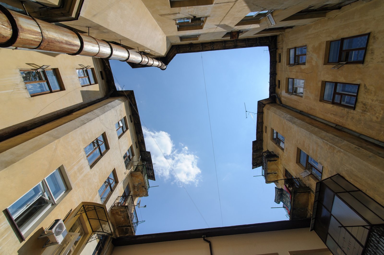 Blick von unten auf eine Wohnungsdecke