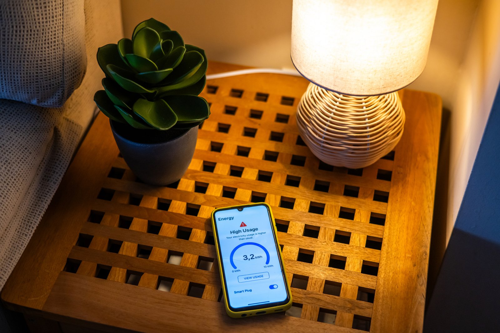 Smartphone mit einer Schlaf-App auf einem Nachttisch